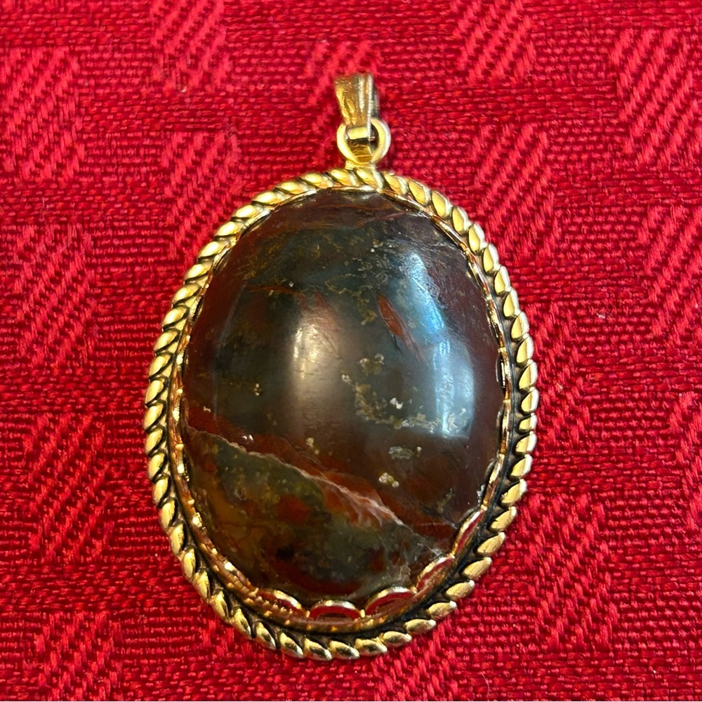 VTG Large Cabochon-cut Jasper Pendant Gold Toned Braided Scalloped Metal 1970s